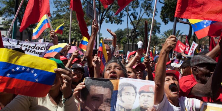 Duelo de manifestaciones en el Día Nacional de la Democracia en