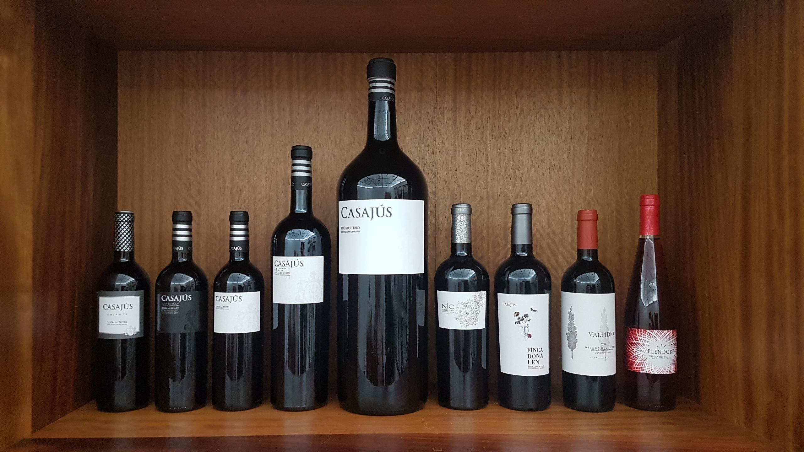 Mujer enfurecida destruyó varias botellas de vino en un lugar ¡Descubra por qué!