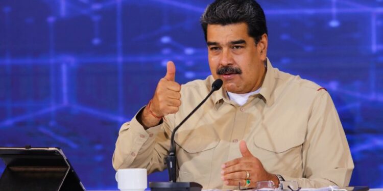 Maduro ofrece «goticas milagrosas» para curar el Covid-19