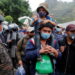 Guatemala frena caravana de 8 mil migrantes con gas lacrimógeno