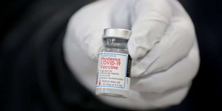 Reino Unido autoriza la vacuna de Moderna y suma ya tres contra la COVID-19