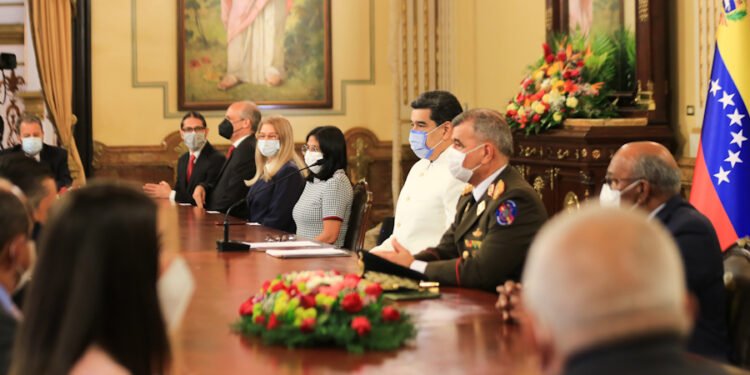 Maduro recibió a Asamblea ilegítima en Miraflores