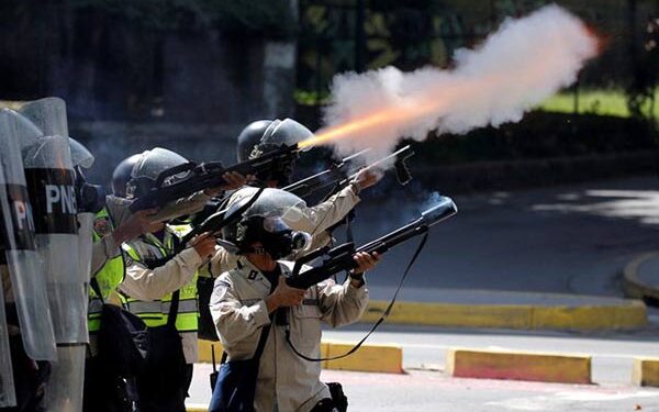 A punta de bombas lacrimógenas la PNB dispersó a ciudadanos en Caracas por incumplir la cuarentena