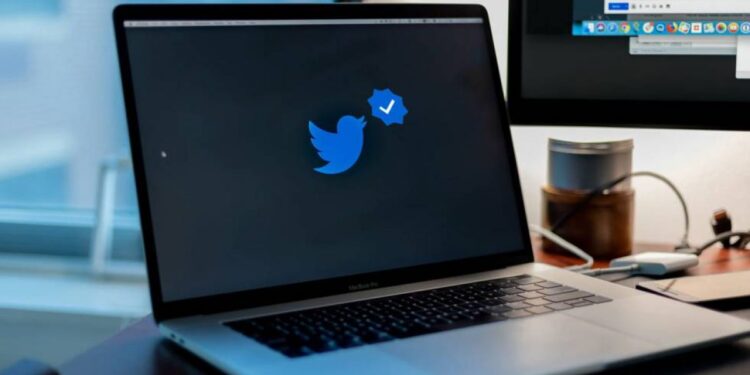 Twitter retoma su política de verificación