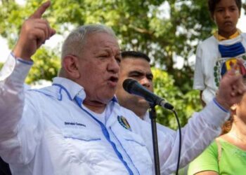 Con un puñito amistoso Bernabé Gutiérrez saludó a Diosdado Cabello