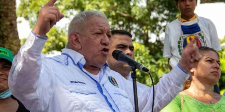 Con un puñito amistoso Bernabé Gutiérrez saludó a Diosdado Cabello