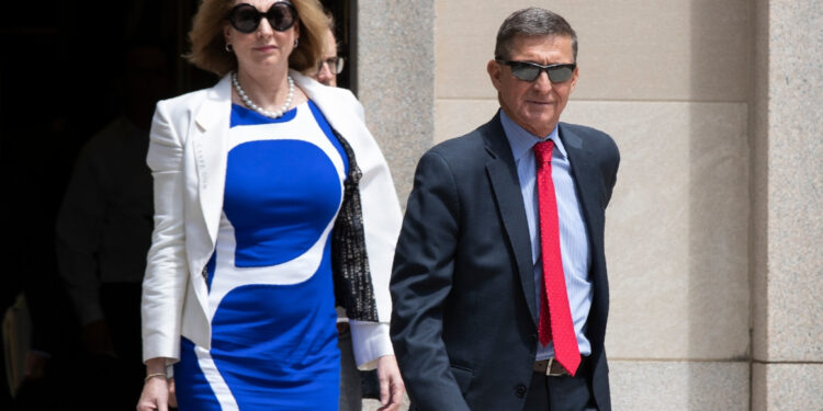 Compañía de máquinas de votación demanda a abogada de Trump por daños de imagen