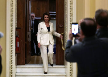 Pelosi pide al vicepresidente Pence que invoque la 25ª enmienda y amenaza con iniciar un ‘impeachment’