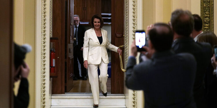 Pelosi pide al vicepresidente Pence que invoque la 25ª enmienda y amenaza con iniciar un ‘impeachment’