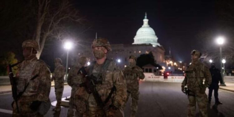 Guardia Nacional desplegada en Washington empieza a llevar armas, según AFP