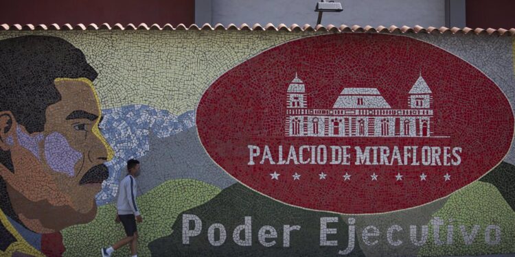 Venezuela pedirá a tres países investigar «corrupción» de Guaidó