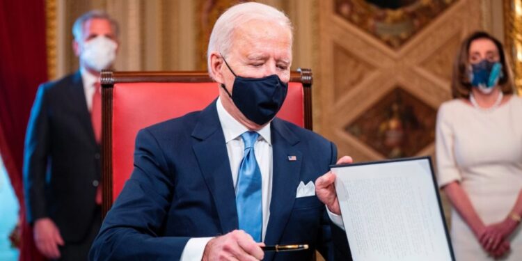 Biden anula la prohibición firmada por Trump de admitir personas trans en el ejército