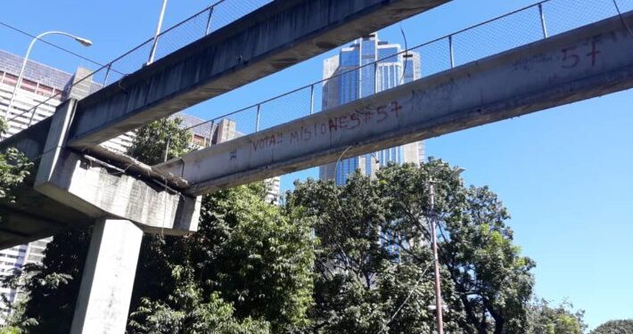 Pasarela peatonal en Caracas se desplomó dejando a varios heridos