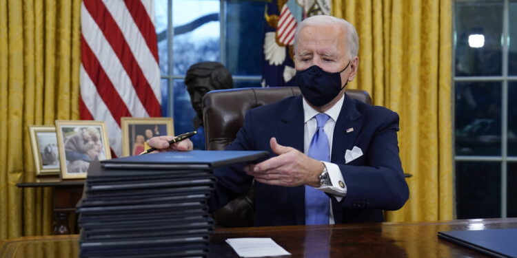 Biden crea una comisión para reunir a las familias separadas en la frontera