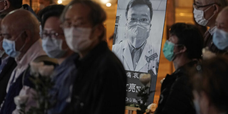 Los chinos recuerdan al oftalmólogo que destapó el coronavirus un año después de su muerte