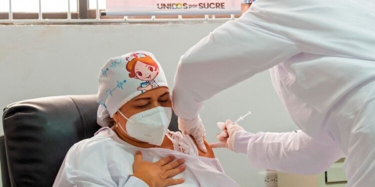 Enfermera recibe la primera vacuna contra el covid-19 en Colombia