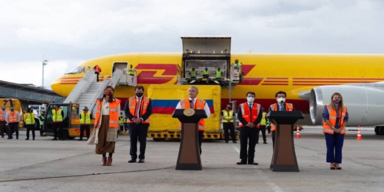 Llegó a Colombia el primer lote de 50 mil vacunas contra el covid-19