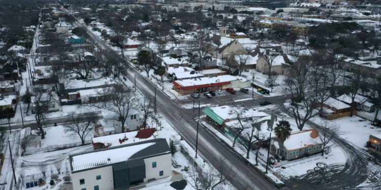 Millones de hogares en Texas cumplen tres días sin electricidad por ola invernal