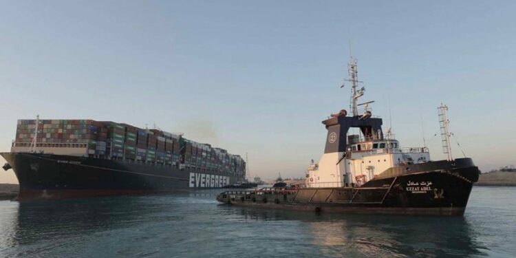 Diez barcos remolcadores consiguieron mover el Ever Given después de 6 días