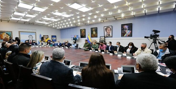 Maduro da visto bueno a agenda de la fraudulenta AN de 34 leyes