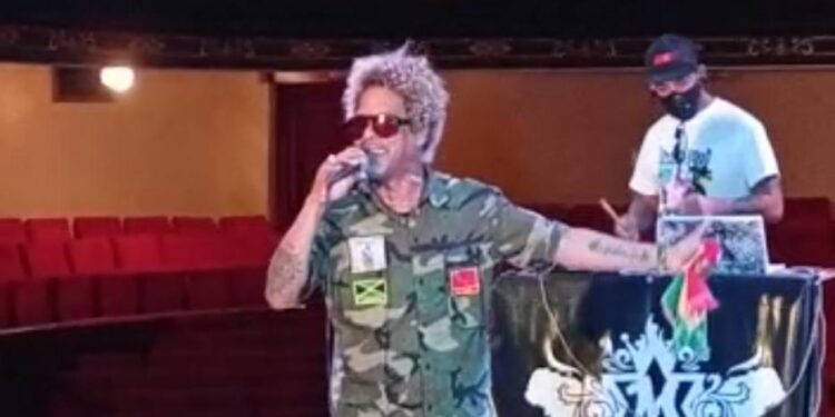 Cantante de Mata Rica, Alejandro Conde, necesita apoyo económico ante emergencia de salud