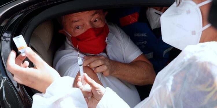 Lula se vacuna y pide a Bolsonaro que deje de ser ignorante y negacionista