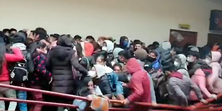 Mueren siete estudiantes al caer de un cuarto piso en una universidad de Bolivia