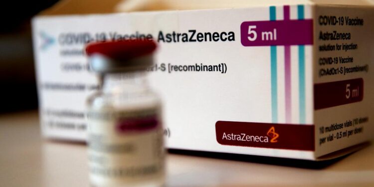Finlandia suspende el uso de la vacuna contra la COVID-19 de AstraZeneca tras registrar dos trombos