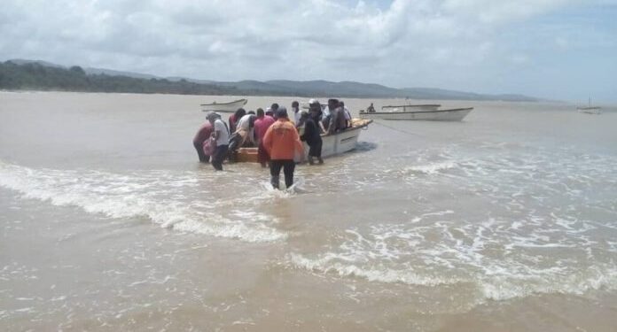 Rescatan al menos 18 venezolanos que quedaron a la deriva cuando iban a Curazao