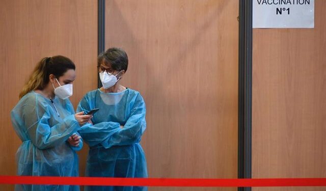 La presión hospitalaria en Francia sigue creciendo y son ya más de 4.600 personas ingresadas en las UCI