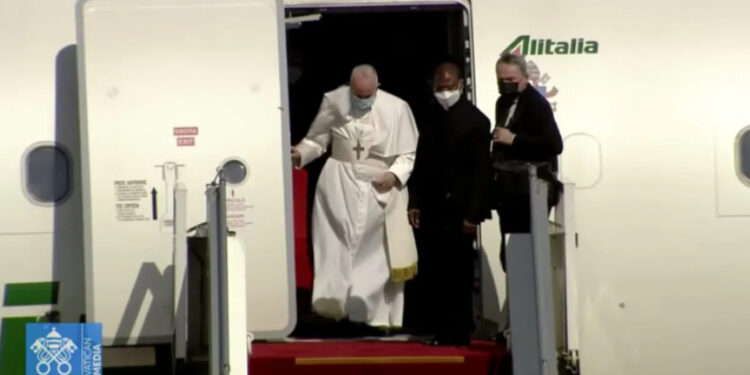 El papa Francisco llegó a Irak en visita histórica de tres días