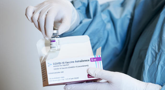 La Agencia Europea del Medicamento insiste en que no hay vínculo entre trombos y la vacuna de AstraZeneca