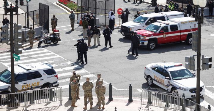 Muere hombre que atacó con su vehículo a oficial del Capitolio