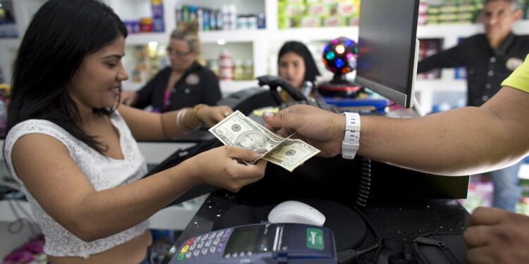 La inflación de Venezuela se modera hasta el 3.867% en marzo, según la oposición