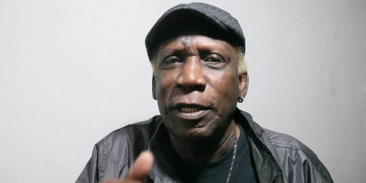 A causa del covid-19 muere el cantante Henry Stephen