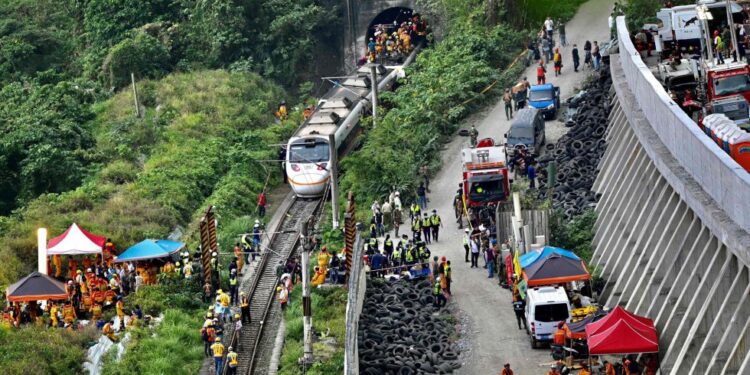Aumentan a 48 los muertos tras descarrilar un tren en Taiwán