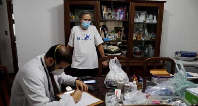 Venezolanos con covid-19 buscan médicos a domicilio ante desmoronamiento del sistema de salud