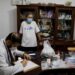 Venezolanos con covid-19 buscan médicos a domicilio ante desmoronamiento del sistema de salud
