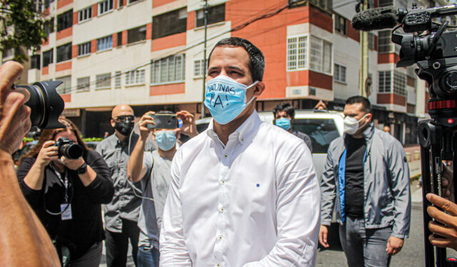 Guaidó: es criminal discriminar con el derecho a la vida. La vacuna s la exigencia de hoy