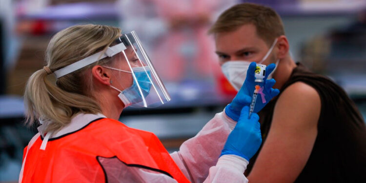 Estados Unidos sugiere que vacunados dejen de llevar mascarilla al aire libre
