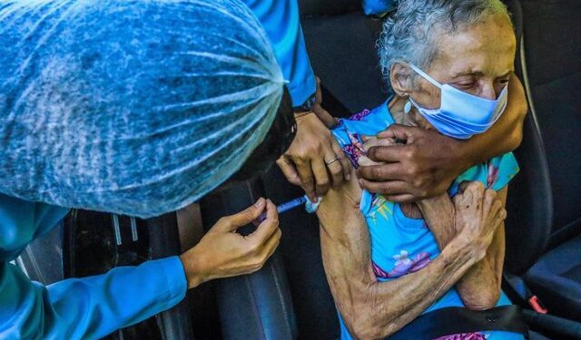 La pandemia avanza hacia los 131 millones de casos tras superar de nuevo el medio millón diario