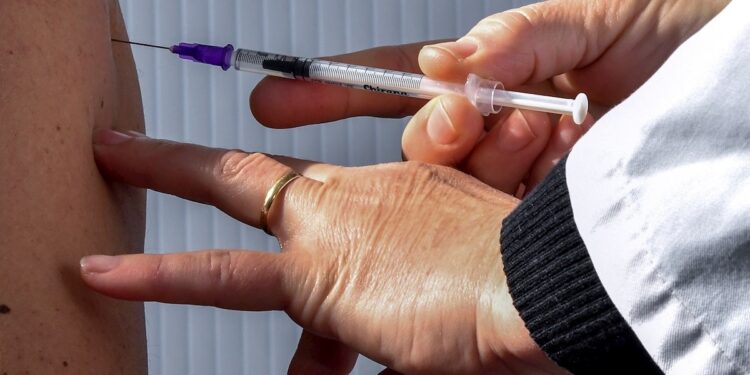 EEUU autoriza vacunación para todos los mayores de 16 años