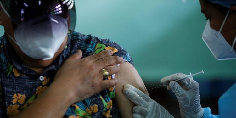 OMS: riesgo de trombos es más alto si se tiene Covid-19 que con vacunas AstraZeneca o Janssen