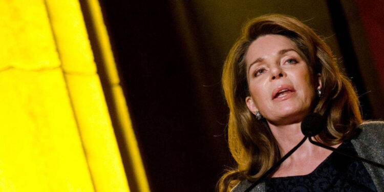 La reina Noor de Jordania dice que el complot atribuido a su hijo es una «calumnia perversa»