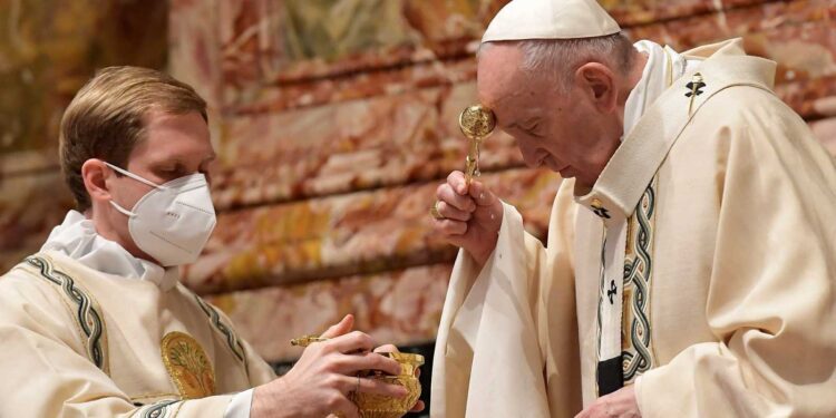 El Papa pide superar retrasos en distribución de vacunas contra el coronavirus y promoverla entre los más pobres