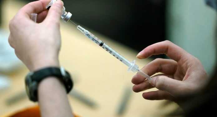 Pfizer afirma que su vacuna tiene una eficiencia de 100% en menores entre 12 y 15 años