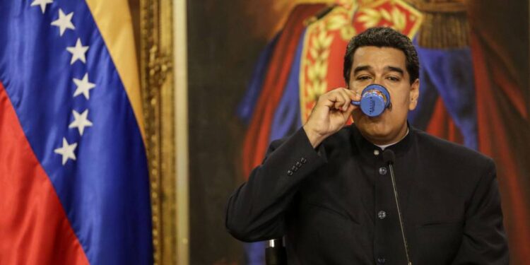 Dirigentes políticos consignaron solicitud de referéndum al CNE para remover del cargo a Maduro