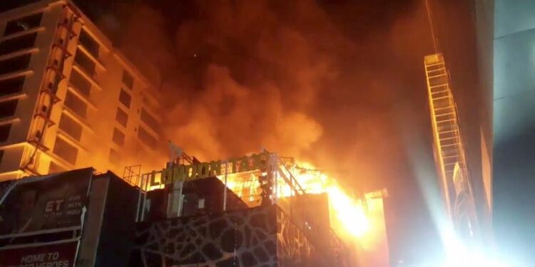 Unas 15 personas habrían resultado heridas en un incendio de hospital en India