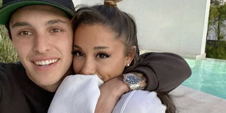Ariana Grande y Dalton Gomez se casaron en su hogar y con menos de 20 invitados