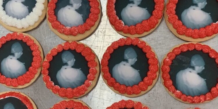 Panadería imprimió cientos de galletas con el rostro de un ladrón y consiguió que la policía lo arrestara